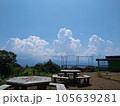 夏の青空と白い雲 105639281
