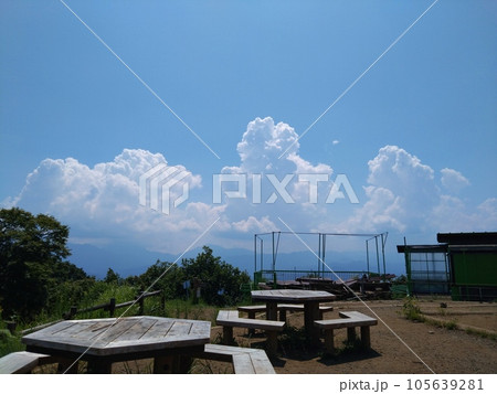 夏の青空と白い雲 105639281