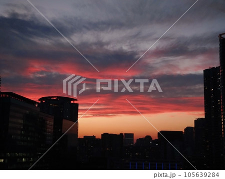 都会の夕焼けに染まる空 105639284