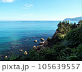 岩が突き出た日本海の海岸 105639557