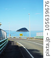 海沿いの坂道 105639676