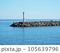 白い灯台のある風景 105639796