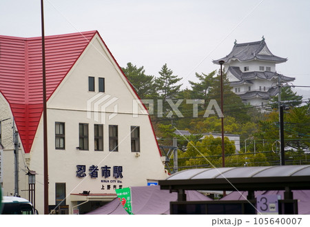 伊賀鉄道伊賀線の忍者市駅(上野市駅)と伊賀上野城/三重県伊賀市 伊賀鉄道伊賀線の忍者市駅(上野市駅)と伊賀上野城/三重県伊賀市 105640007