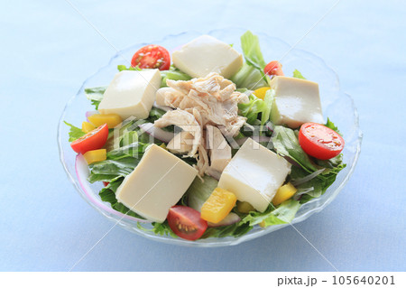 淡白な味わい、サラダチキンと豆腐のサラダ 105640201