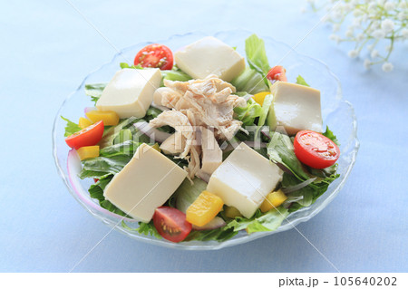 淡白な味わい、サラダチキンと豆腐のサラダ 105640202