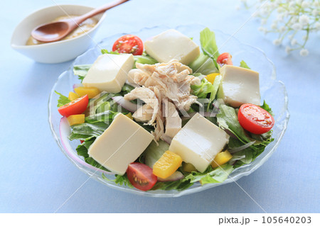 淡白な味わい、サラダチキンと豆腐のサラダ 105640203