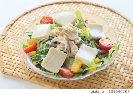 淡白な味わい、サラダチキンと豆腐のサラダ 105640207