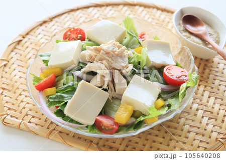 淡白な味わい、サラダチキンと豆腐のサラダ 105640208