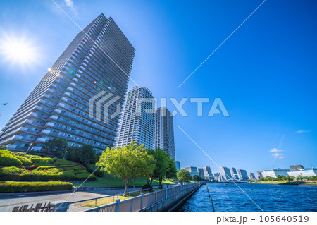 日本の東京都市景観　大川端リバーシティ21などを望む 105640519