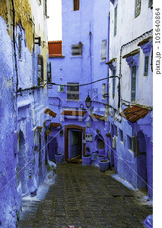 モロッコのシャウエンの青い街の街並み モロッコのシャウエンの青い街の街並み 105640864