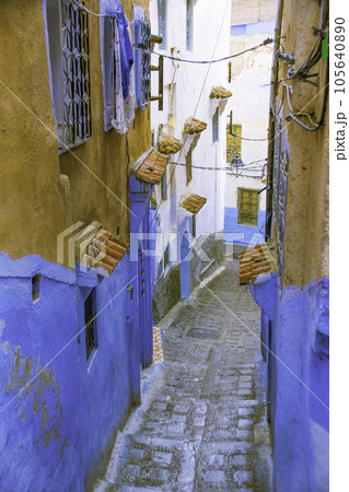 モロッコのシャウエンの青い街の街並み 105640890