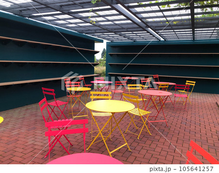 屋外に置かれたカラフルなチェア 屋外に置かれたカラフルなチェア 105641257