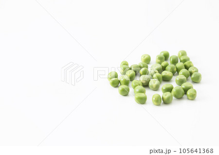 グリンピース　白背景 105641368