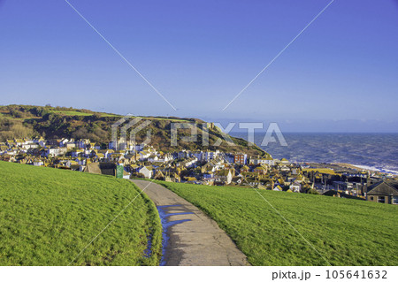 イギリスの港町のヘイスティングの風景 105641632