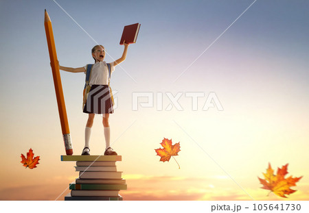 child on the tower of books 105641730