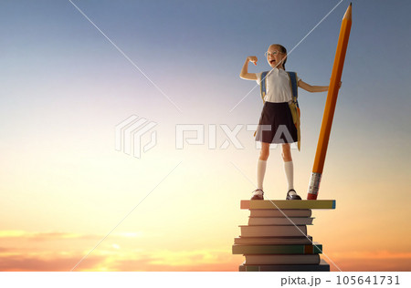 child on the tower of books 105641731