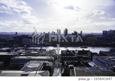 ロンドンのセントポール大聖堂からの風景 ロンドンのセントポール大聖堂からの風景 105641847