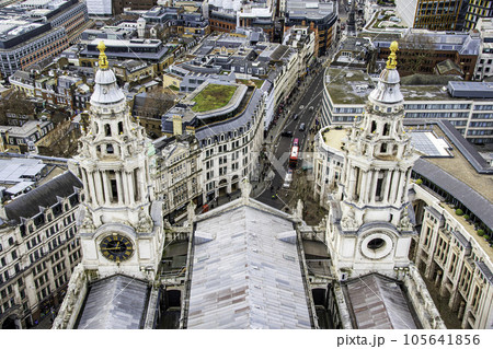 ロンドンのセントポール大聖堂からの風景 105641856