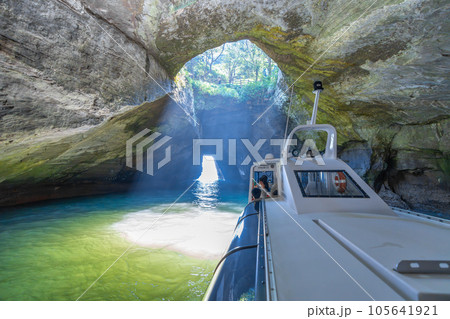 西伊豆　堂ヶ島　遊覧船　光芒射す海の洞窟「天窓洞」 105641921