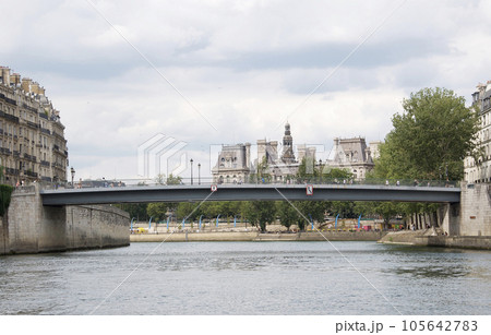フランス、パリ4区にありシテ島とサン・ルイ島を結んでいるセーヌ川に架かる橋「サン＝ルイ橋」 105642783