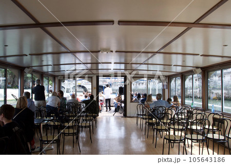 パリ左岸側のレオポール・セダール・サンゴール橋近くの河岸から出発の「セーヌ川クルーズ船」船内の風景 パリ左岸側のレオポール・セダール・サンゴール橋近くの河岸から出発の「セーヌ川クルーズ船」船内の風景 105643186