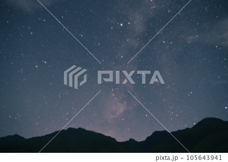北杜市白州町、南アルプスから立上る天の川両岸の織姫星と彦星 北杜市白州町、南アルプスから立上る天の川両岸の織姫星と彦星 105643941