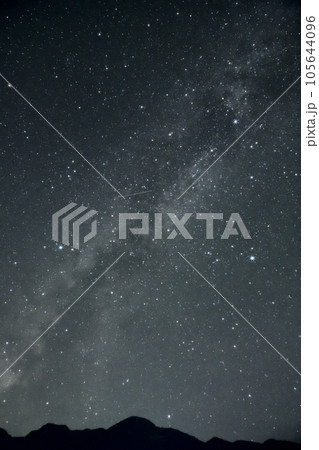 北杜市白州町、南アルプスから立上る天の川と夏の大三角 105644096