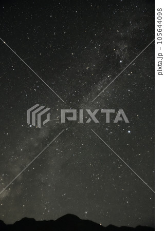 北杜市白州町、南アルプスから立上る天の川と夏の大三角 北杜市白州町、南アルプスから立上る天の川と夏の大三角 105644098