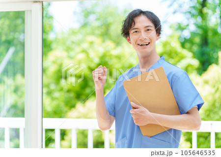 ガッツポーズをするスクラブを着た男性 ガッツポーズをするスクラブを着た男性 105646535