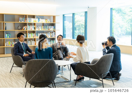 取材　対談　カメラマン　 105646726