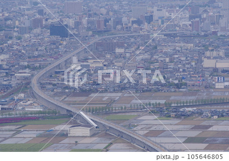 文殊山から福井市中心部方向の眺め　建設中の北陸新幹線　2023年5月 105646805