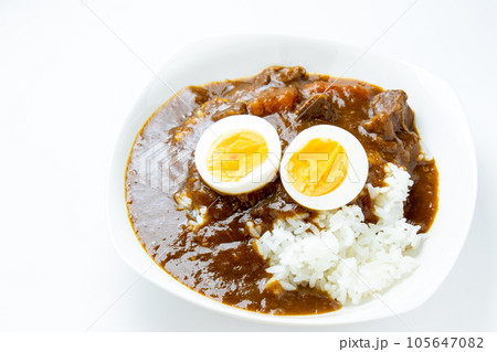 カレーライス(ゆで卵トッピング)。(白バック) カレーライス(ゆで卵トッピング)。(白バック) 105647082