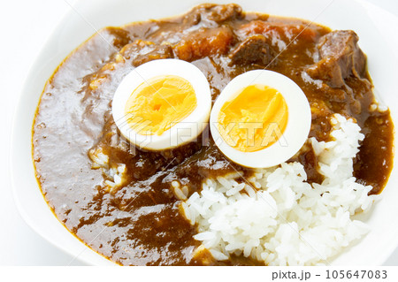 カレーライス(ゆで卵トッピング)。 カレーライス(ゆで卵トッピング)。 105647083
