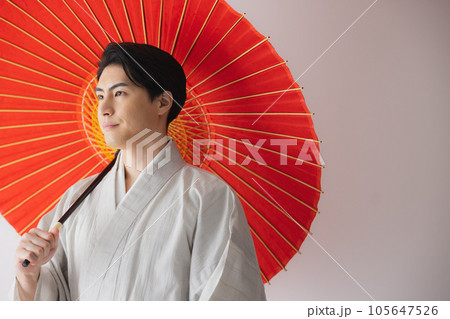 着物の男性　番傘 105647526