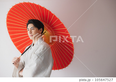 着物の男性　番傘 105647527