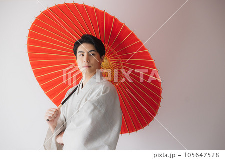 着物の男性 番傘 着物の男性 番傘 105647528