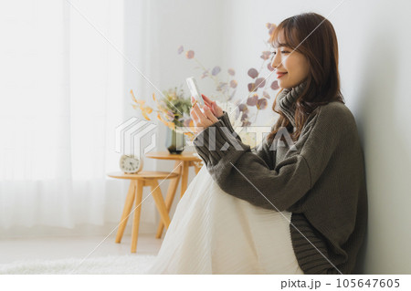 ライフスタイル　冬　スマホ　　　 105647605