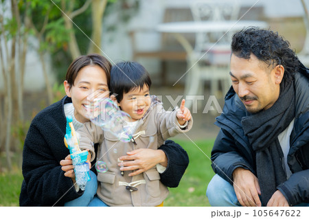 冬の庭の家族 冬の庭の家族 105647622