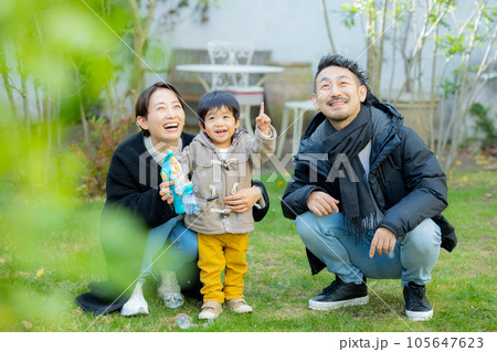 冬の庭の家族　　　 105647623