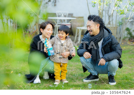 冬の庭の家族　　　 105647624