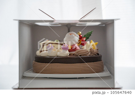 清涼感ある光の中のクリスマスケーキ 清涼感ある光の中のクリスマスケーキ 105647640