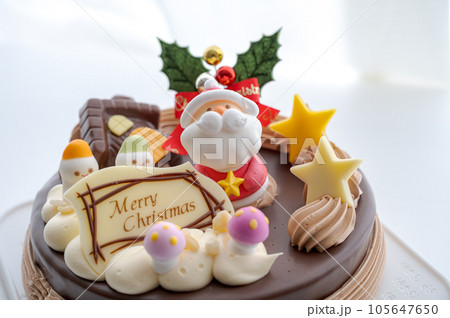 清涼感ある光の中のクリスマスケーキ 105647650
