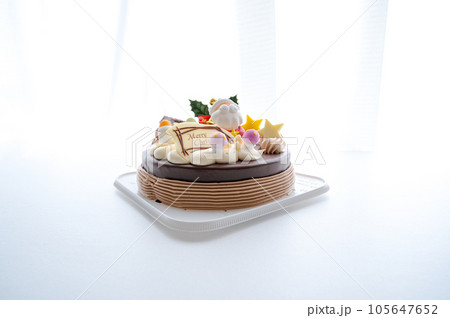清涼感ある光の中のクリスマスケーキ 105647652