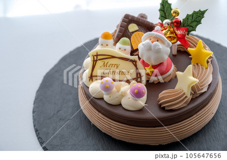 清涼感ある光の中のクリスマスケーキ 清涼感ある光の中のクリスマスケーキ 105647656