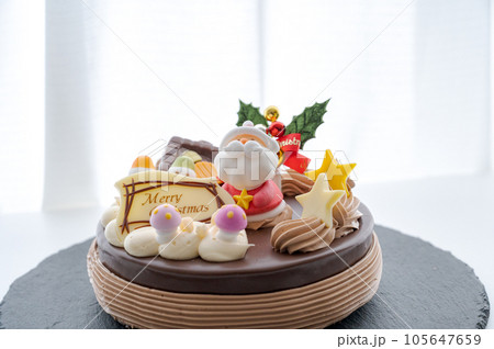 清涼感ある光の中のクリスマスケーキ 清涼感ある光の中のクリスマスケーキ 105647659