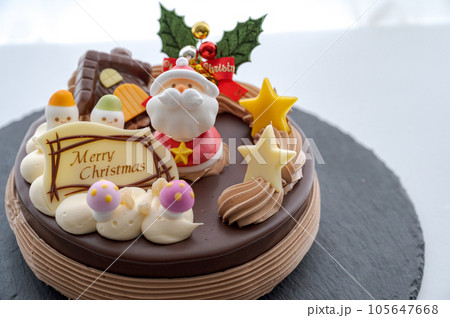 清涼感ある光の中のクリスマスケーキ 清涼感ある光の中のクリスマスケーキ 105647668