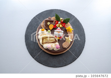 清涼感ある光の中のクリスマスケーキ 105647672