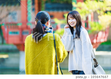 観光地で記念写真を撮る女性2人 105647687