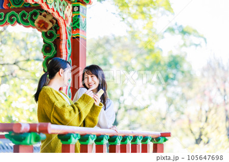 友達と観光を楽しむ若い女性 105647698