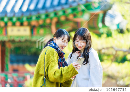 観光地で記念写真を撮る女性2人 観光地で記念写真を撮る女性2人 105647755